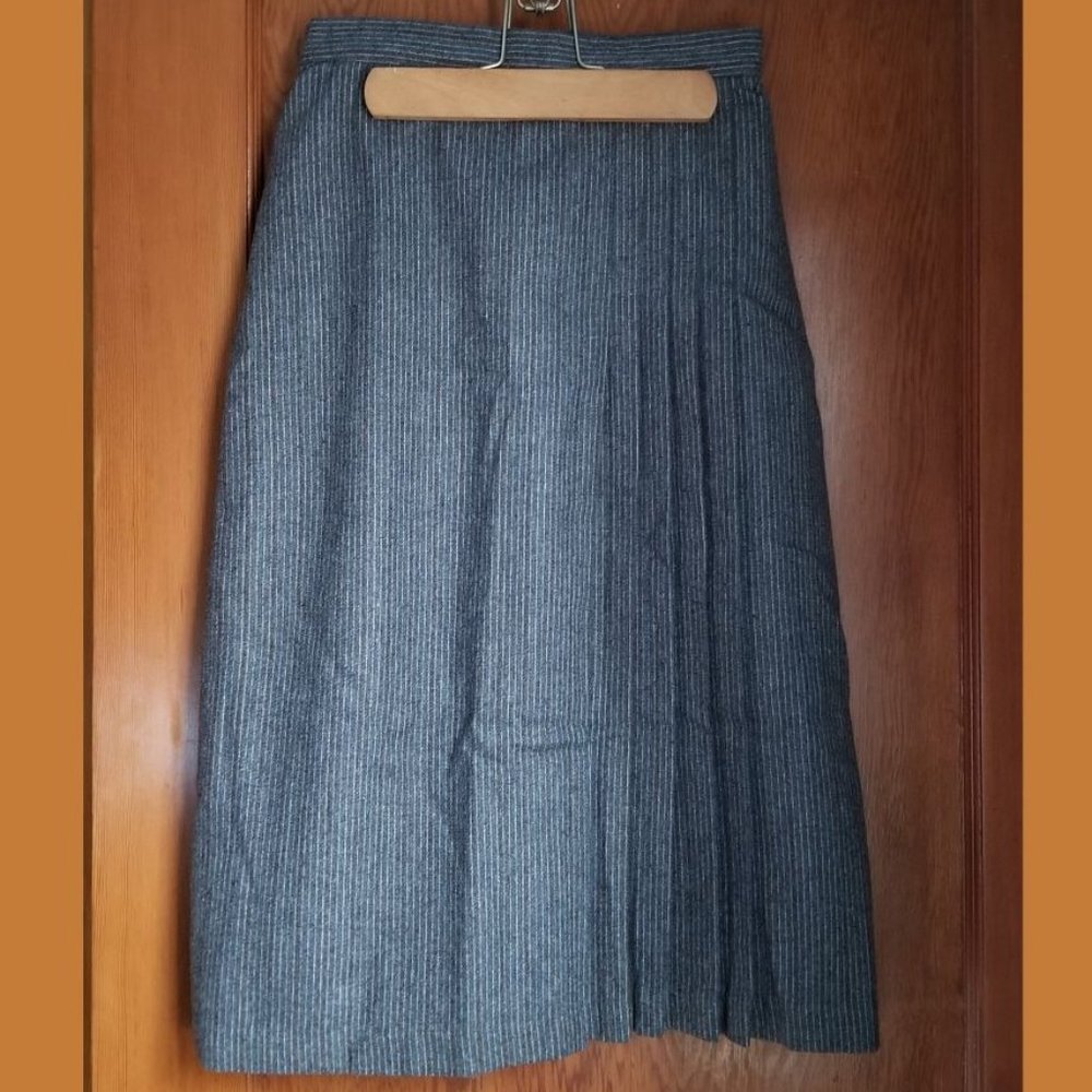 Vintage 80s, A-line skirt, S, US 7, front pleats 1 side, wool blend, Le Chateau